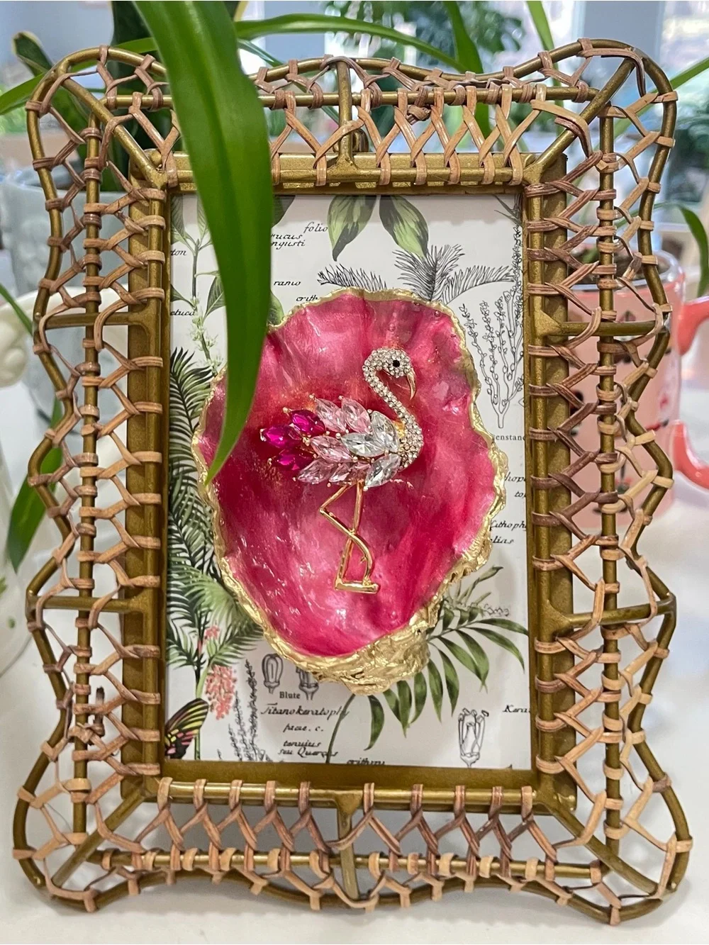 Hand painted framed oyster-shell. Flamingo or pearl:gold embellishment.